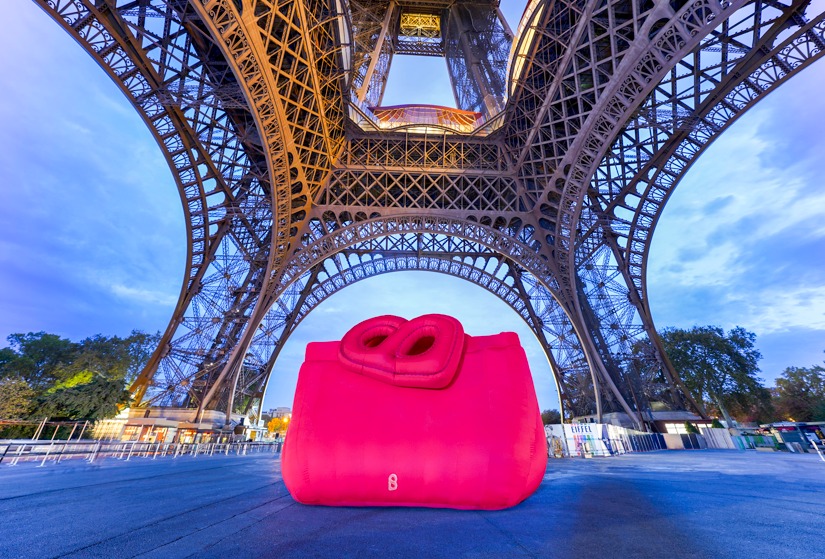Buttonscarves Menjadi Brand Pertama di Dunia yang Memasang Instalasi Tas di Menara Eiffel, Paris